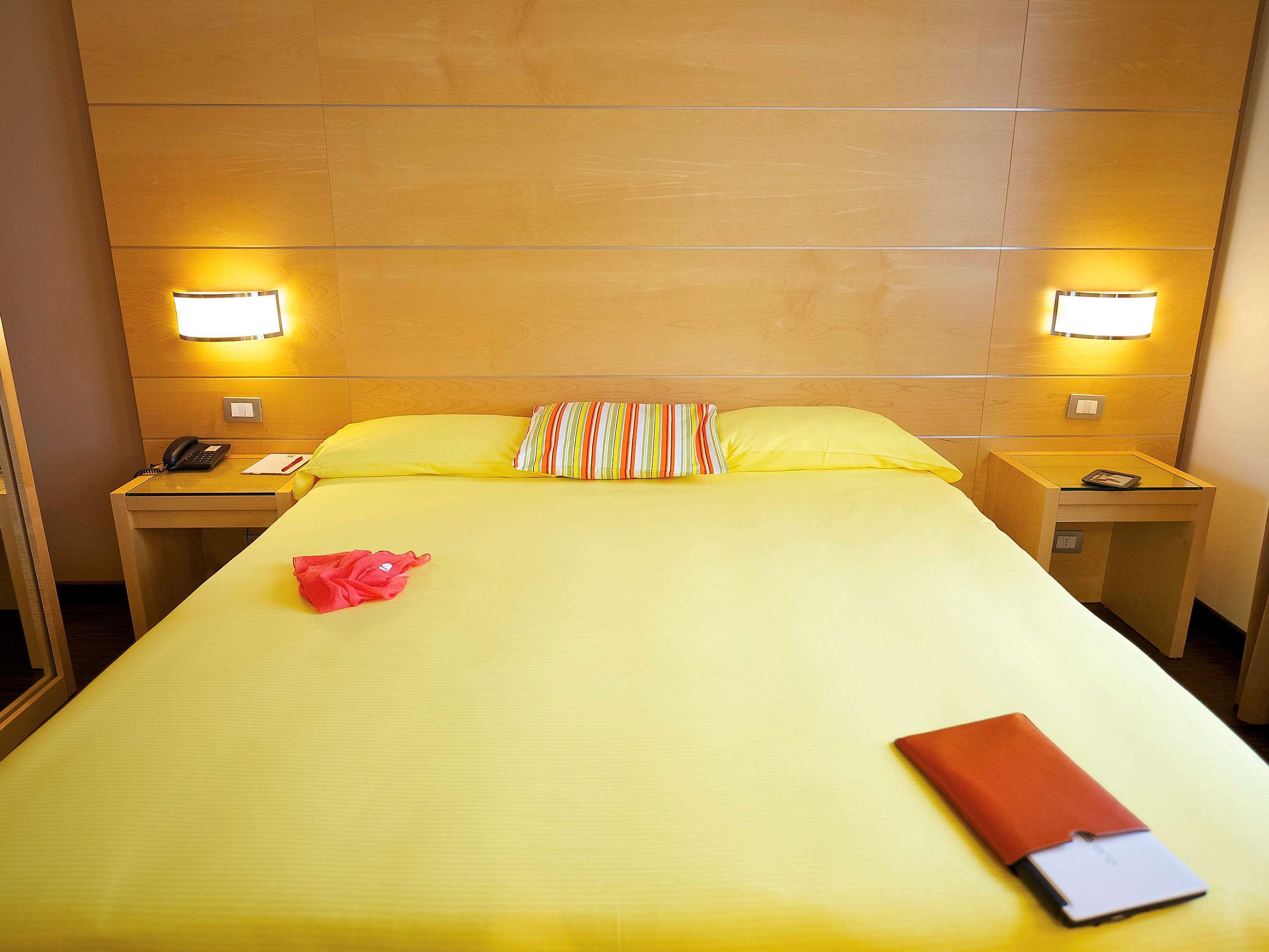 Ibis Styles Parma Toscanini Bagian luar foto