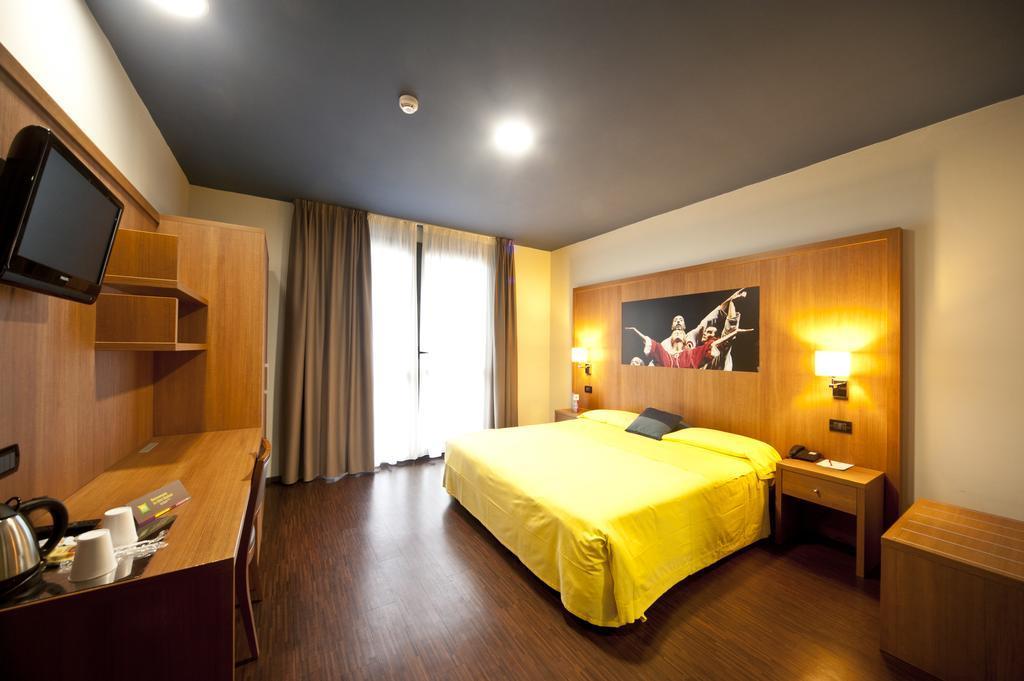 Ibis Styles Parma Toscanini Bagian luar foto