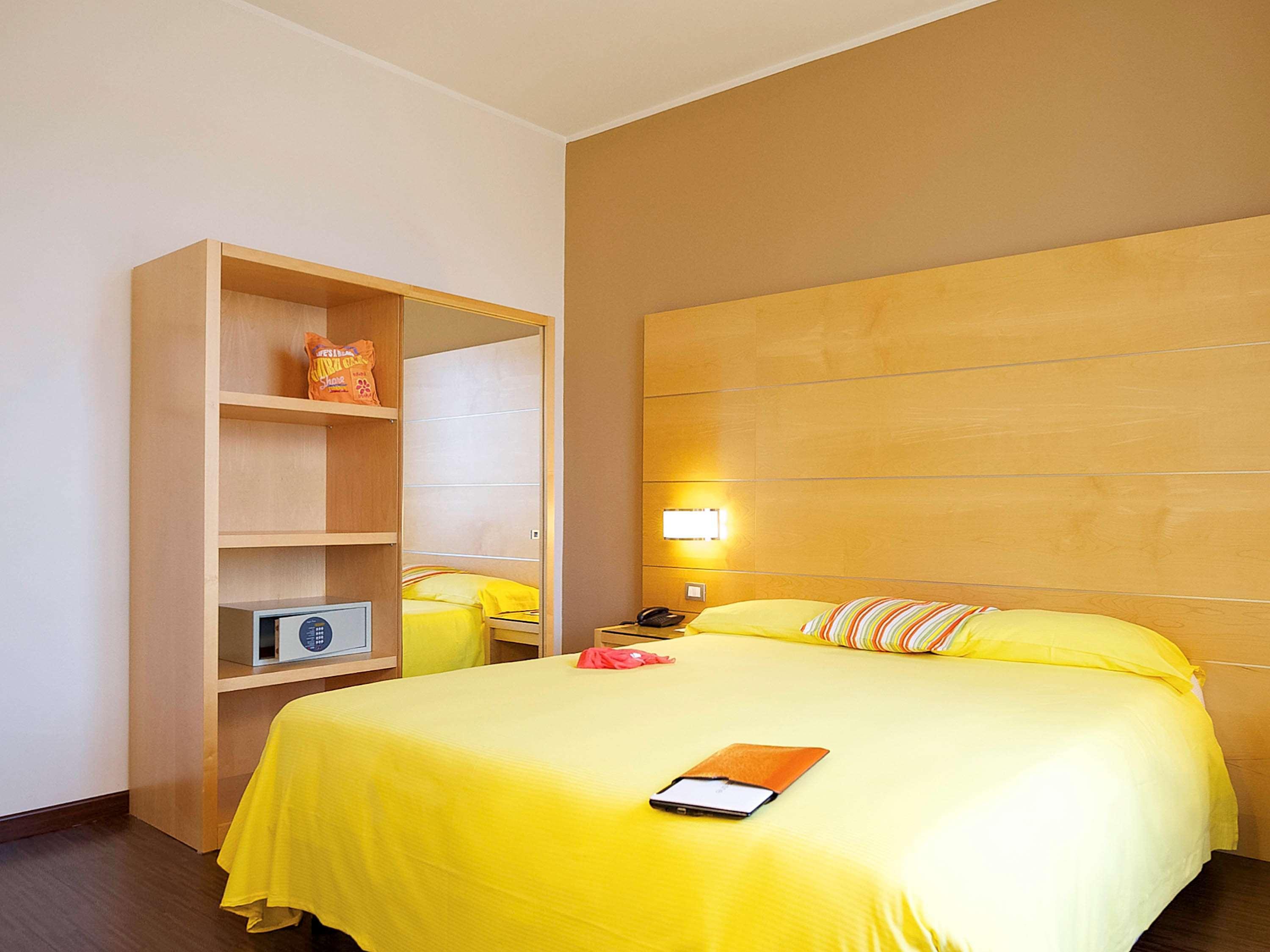 Ibis Styles Parma Toscanini Bagian luar foto