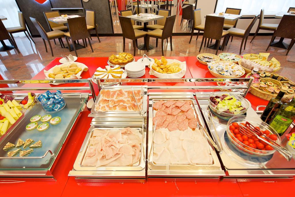 Ibis Styles Parma Toscanini Bagian luar foto