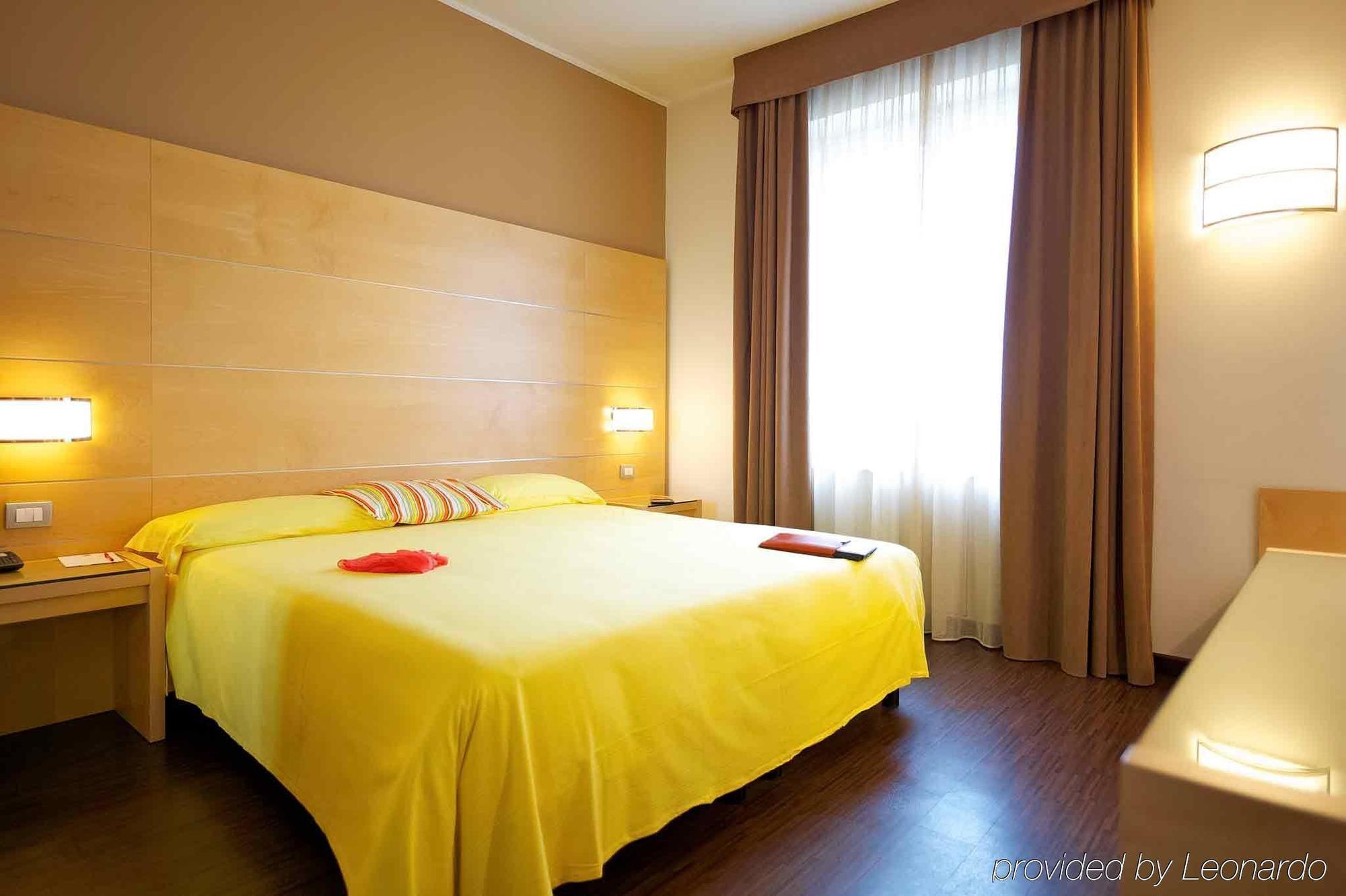 Ibis Styles Parma Toscanini Bagian luar foto