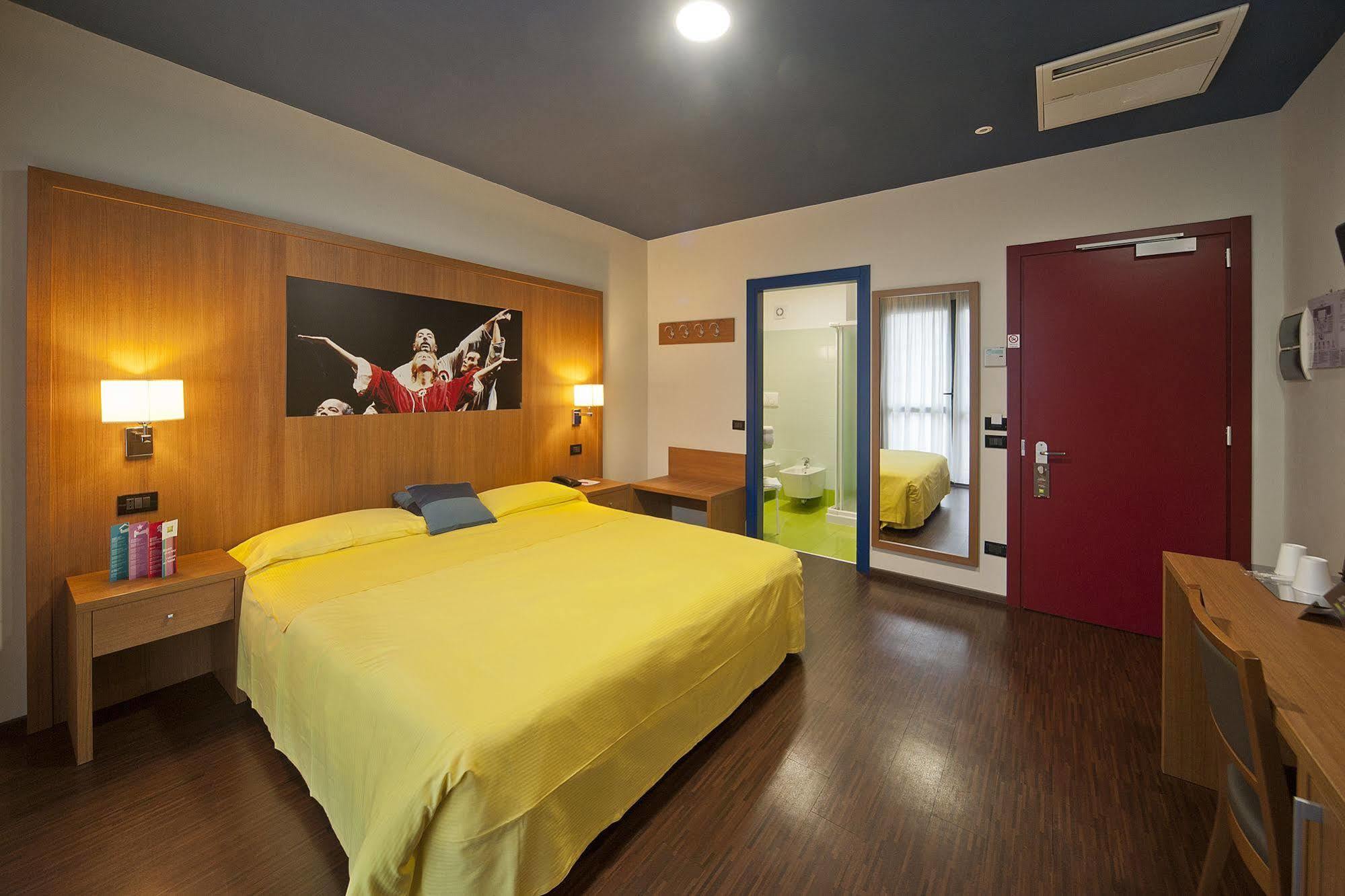 Ibis Styles Parma Toscanini Bagian luar foto