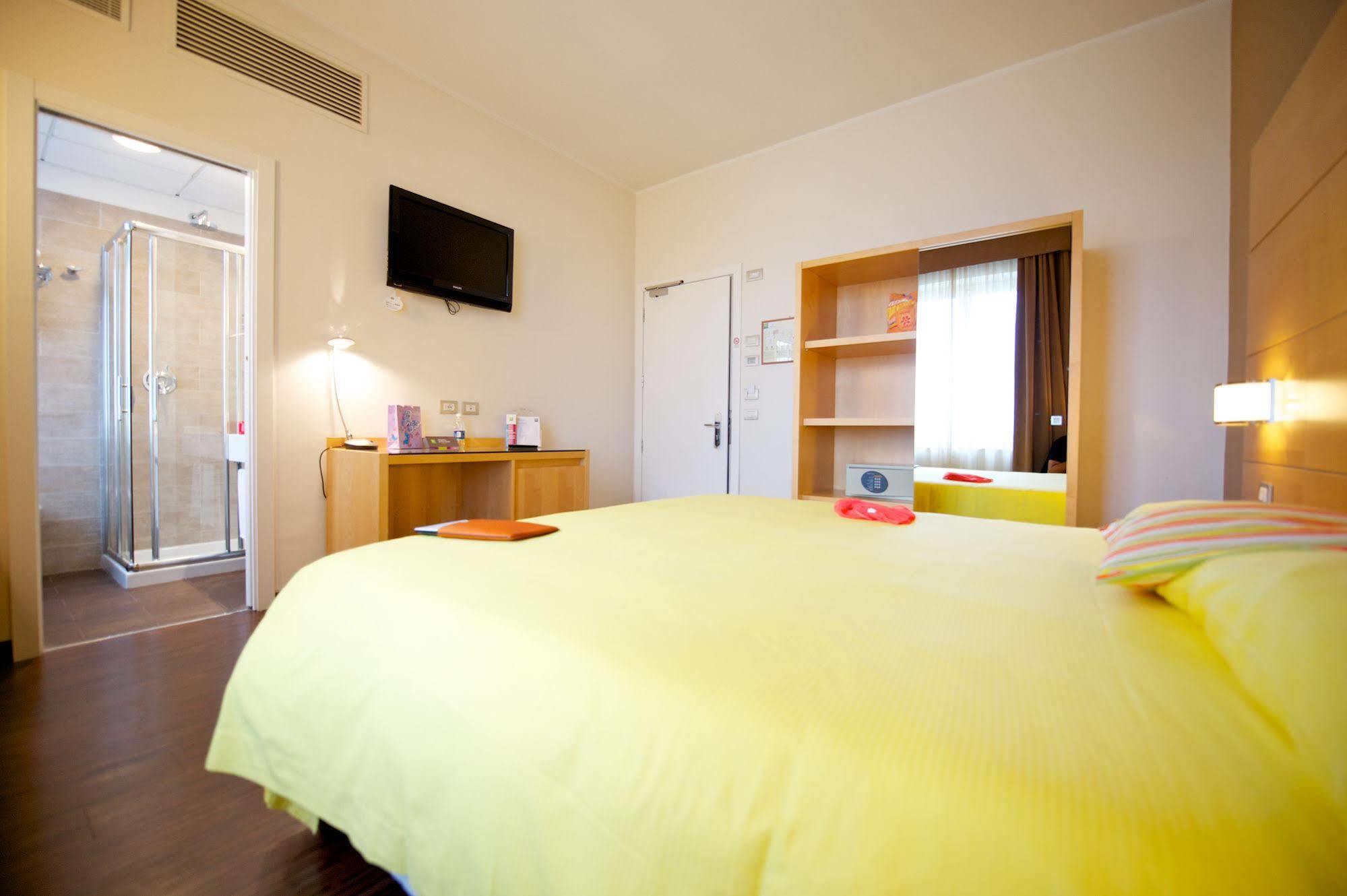 Ibis Styles Parma Toscanini Bagian luar foto