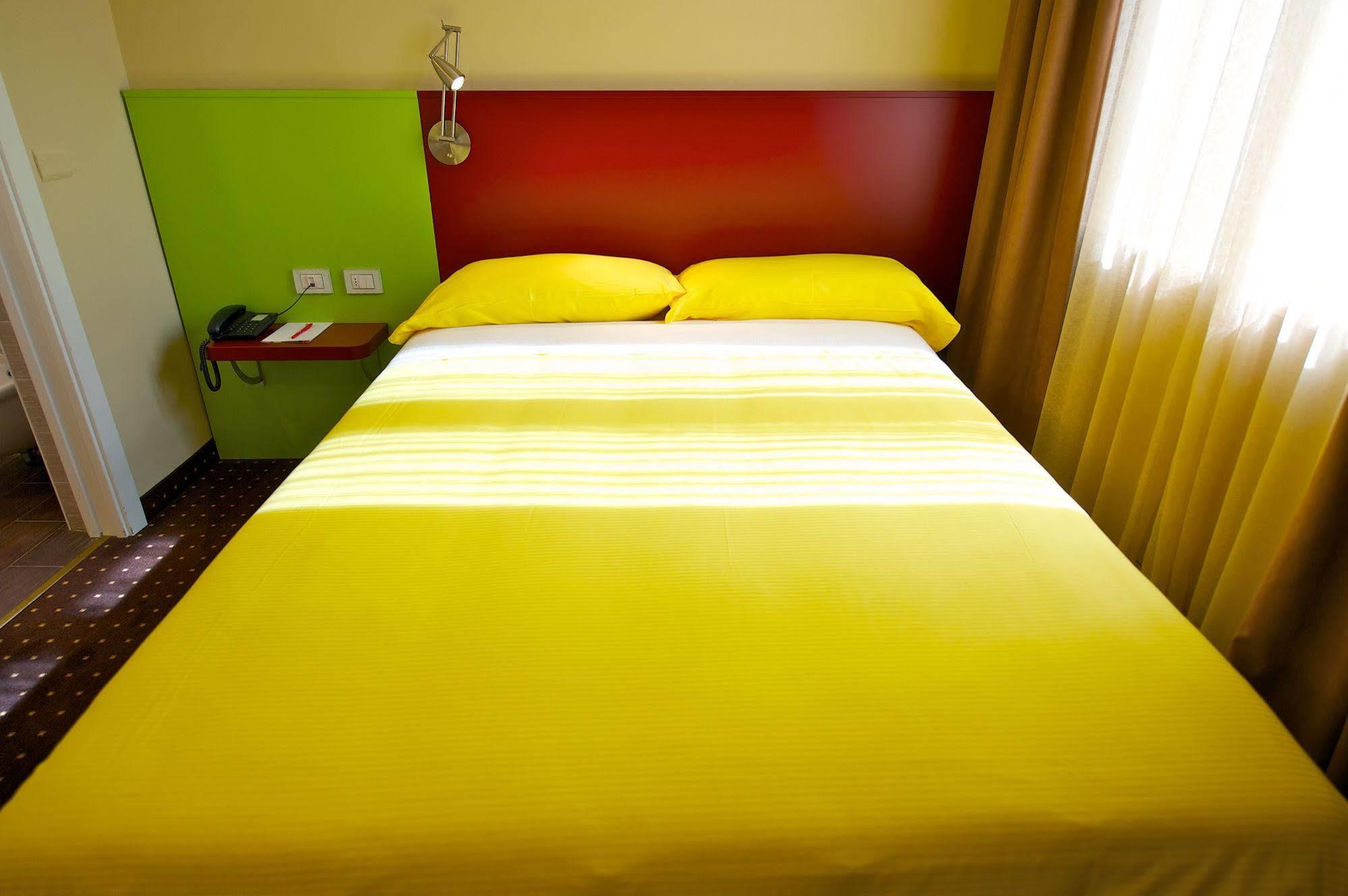 Ibis Styles Parma Toscanini Bagian luar foto